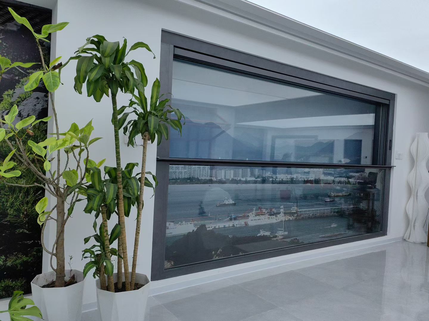 Electric lift window