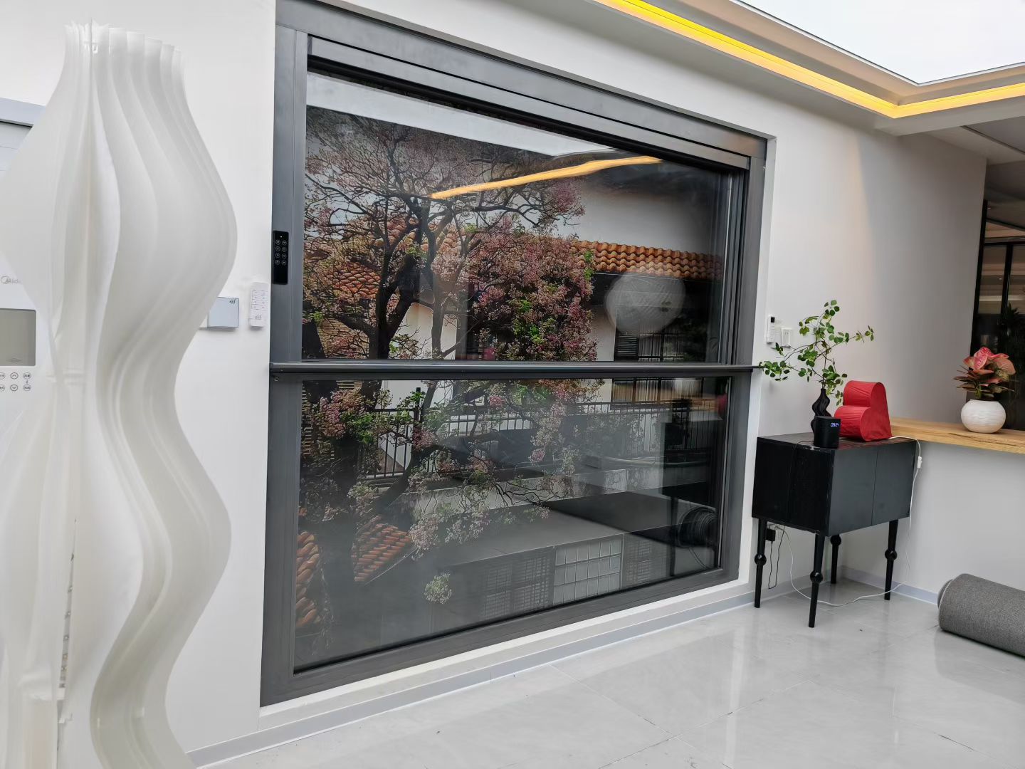 Electric lift window