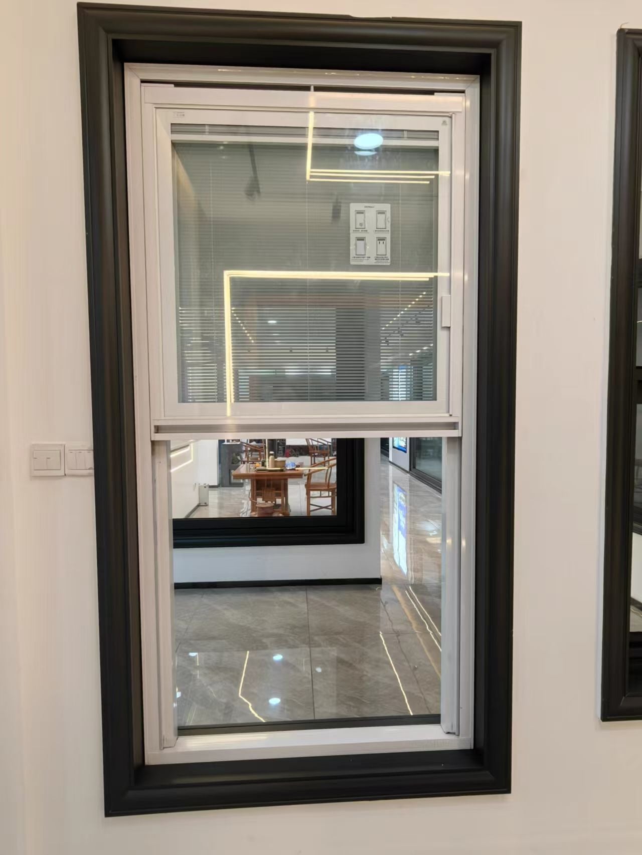 Manually lift window
