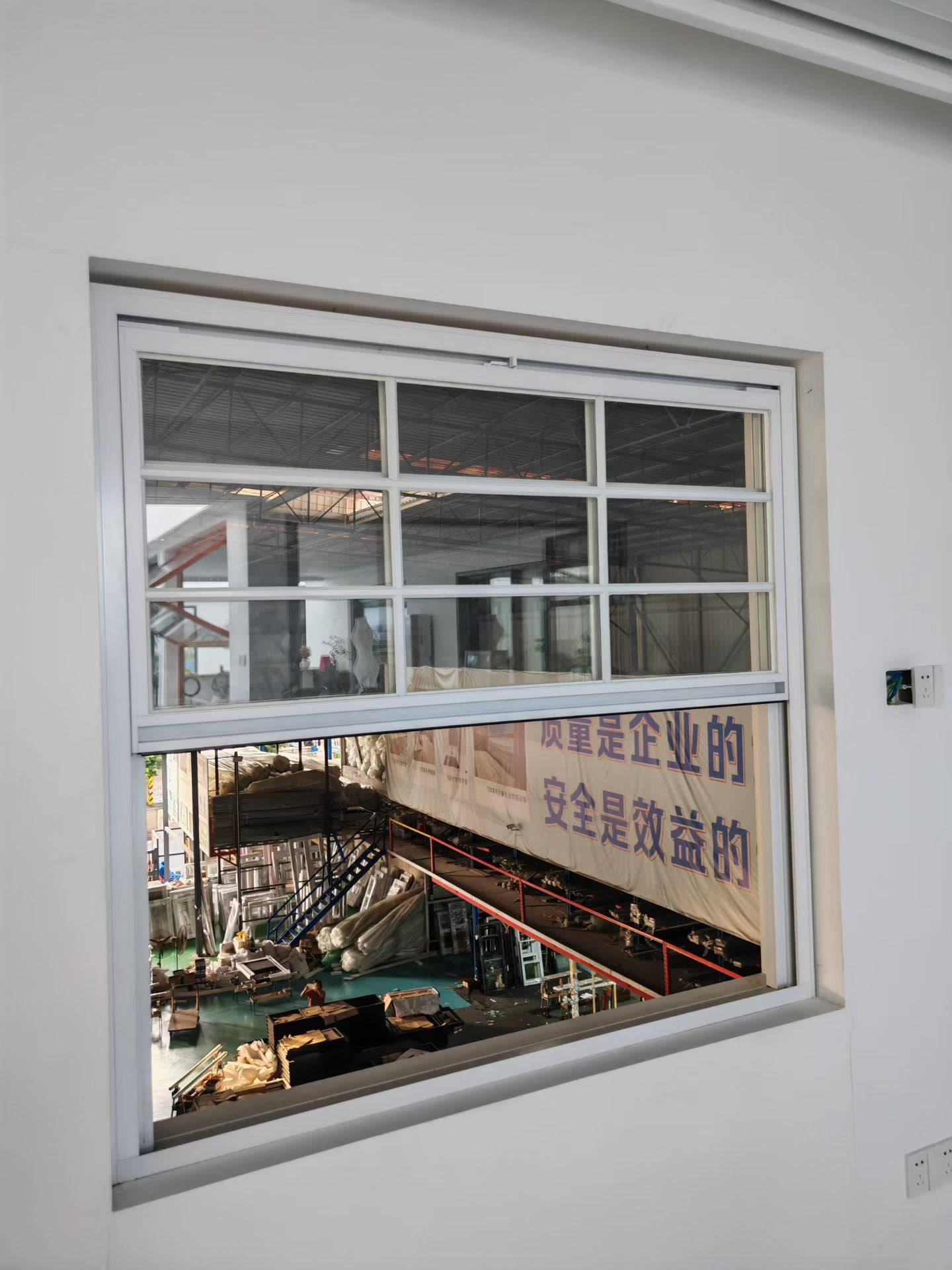 Manually lift window