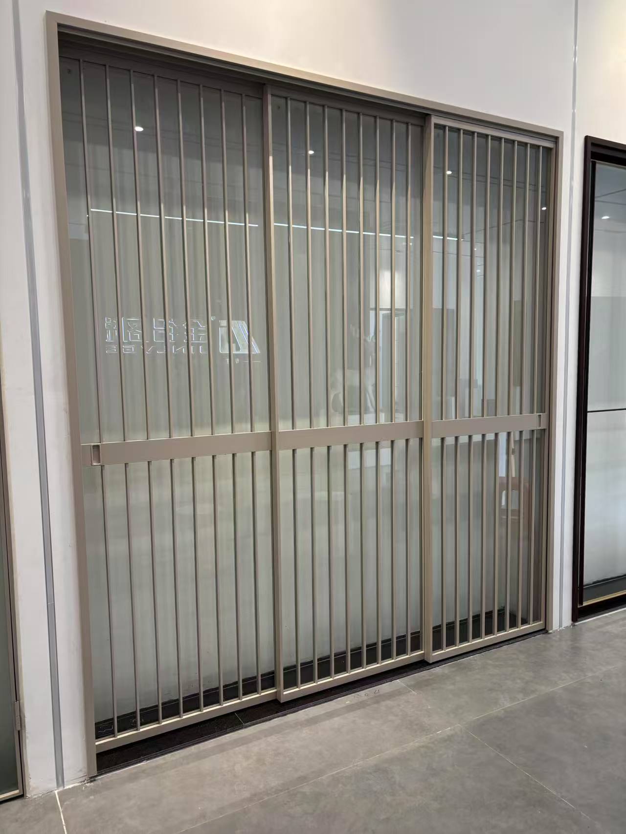 Three-track ultra-narrow sliding door