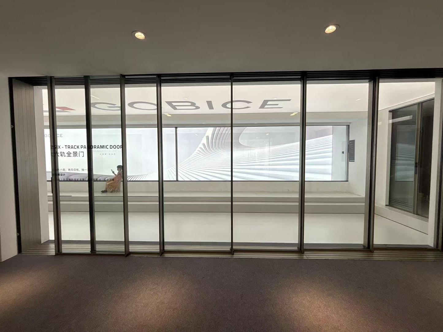 Panoramic sliding door